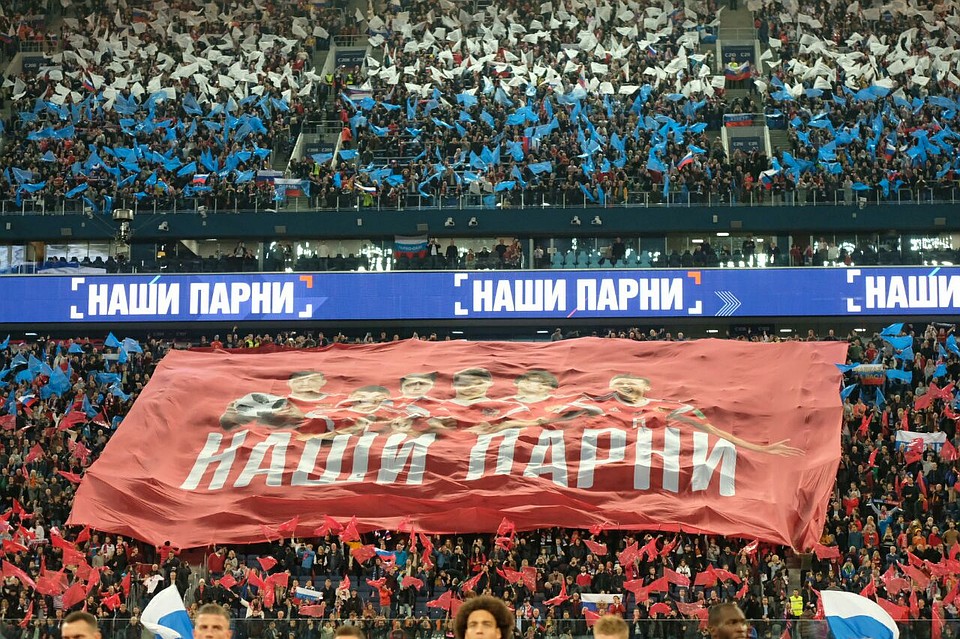 Трибуны ревут, поддерживая футболистов Фото: Артем КИЛЬКИН