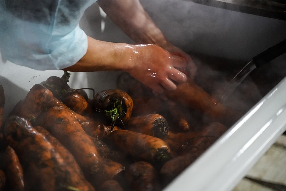 Фарит занят мытьем моркови, о преступлениях своих он не думает Фото: Светлана МАКОВЕЕВА