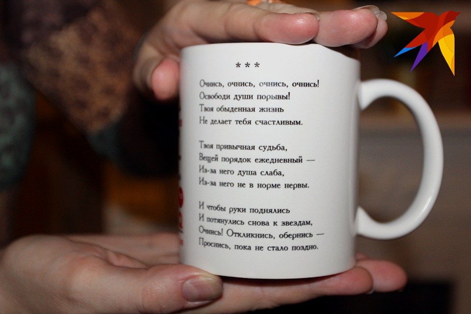 Приятный подарок первому поэту проекта Фото: Ирина ТАРАСОВА