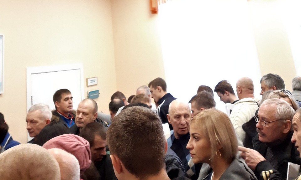 Некоторые занимали очередь с вечера. Фото: ВКонтакте