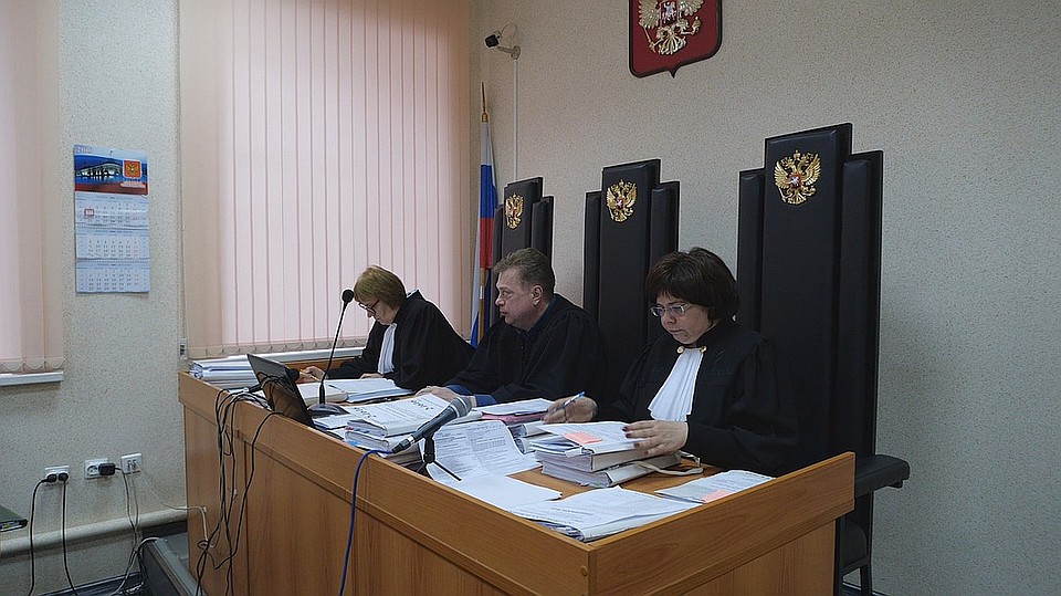Коллегия из трех судей изменила иск, но оставила финансовые претензии к летчику Фото: Игорь МОЧАЛЬНИКОВ
