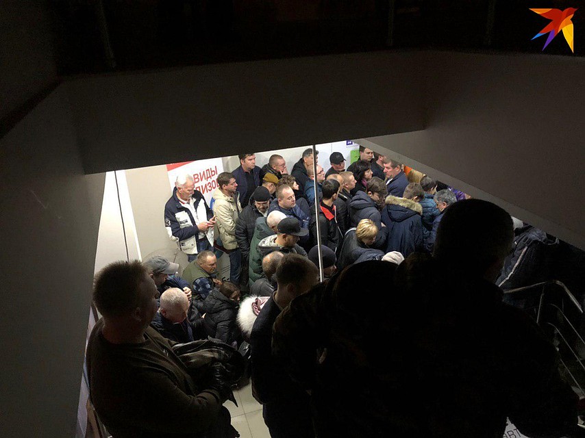 В ожидании у многих сдают нервы. Фото: Евгения ХИЛЬКО