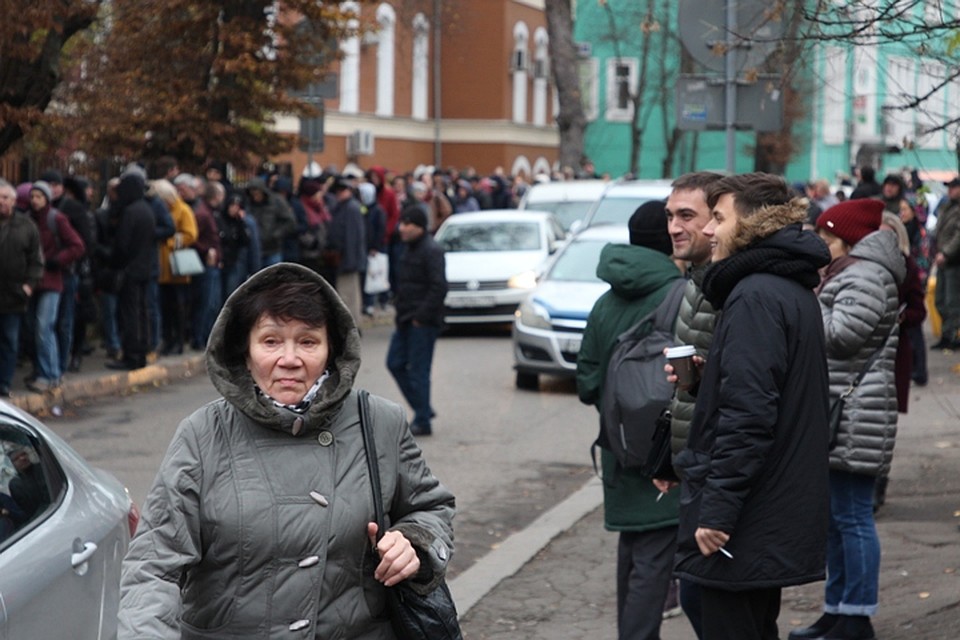 В четверг у диспансера публика начала кучковаться еще до 8 утра. Фото: Иван МАРКОВ
