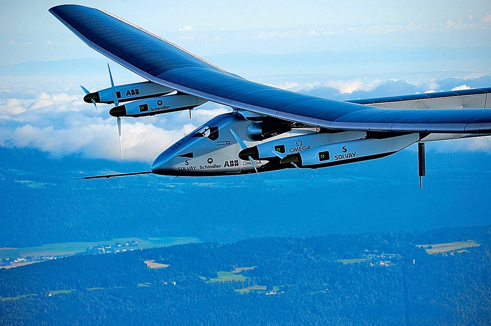 Официальная презентация пилотируемого самолета Solar Impulse 2, способного летать за счет энергии солнца, состоялась 9 марта 2014 года на аэродроме города Пайерн в Швейцарии. А спустя год он отправился в кругосветное путешествие