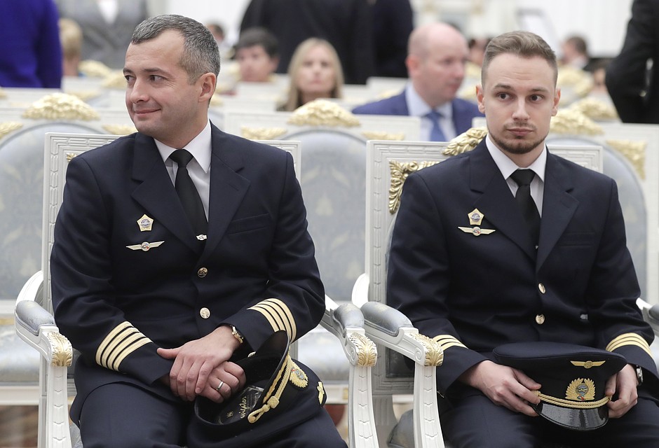 Командир аварийно севшего в Подмосковье Airbus A321 авиакомпании "Уральские авиалинии" Дамир Юсупов и второй пилот Георгий Мурзин перед церемонией вручения государственных наград РФ в Кремле. Фото Михаил Метцель/ТАСС
