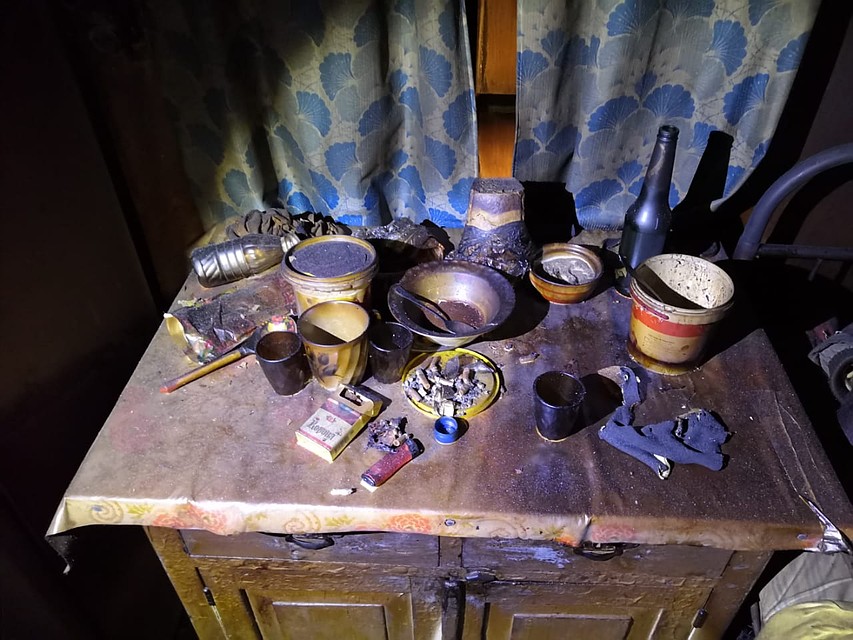 На столе остались окурки и пустая бутылка. Фото: с сайта СУ СК России по Воронежской области.