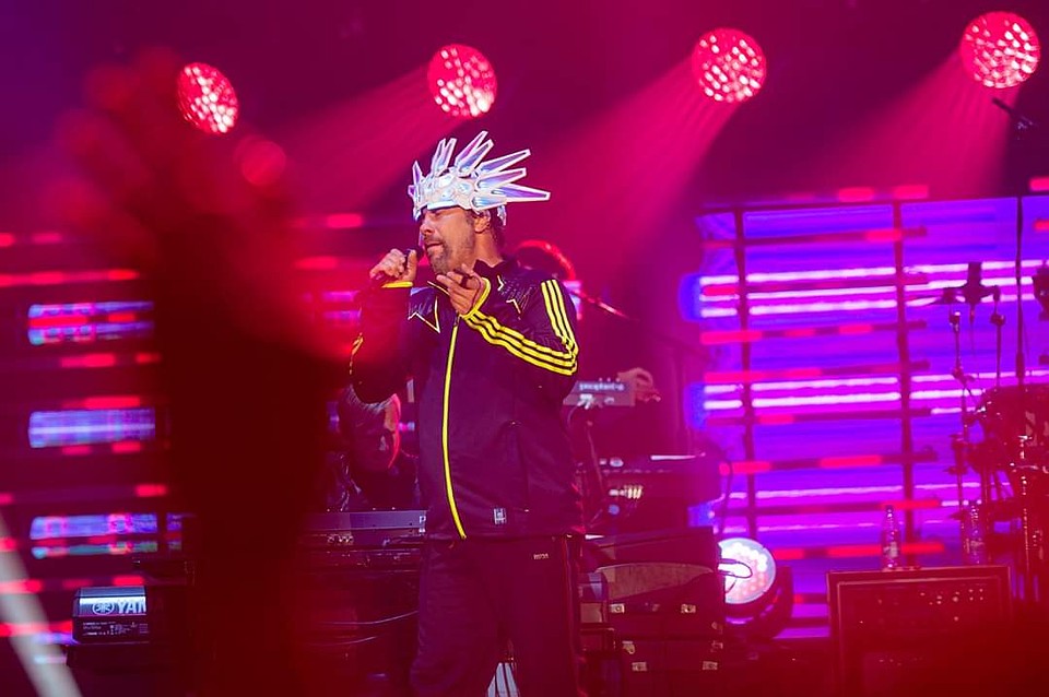 Открыла фестиваль британская фанк-группа Jamiroquai. Легендарный вокалист Джей Кей появился на сцене в своем фирменном головном уборе и зажег по полной. Фото: предоставлено организаторами