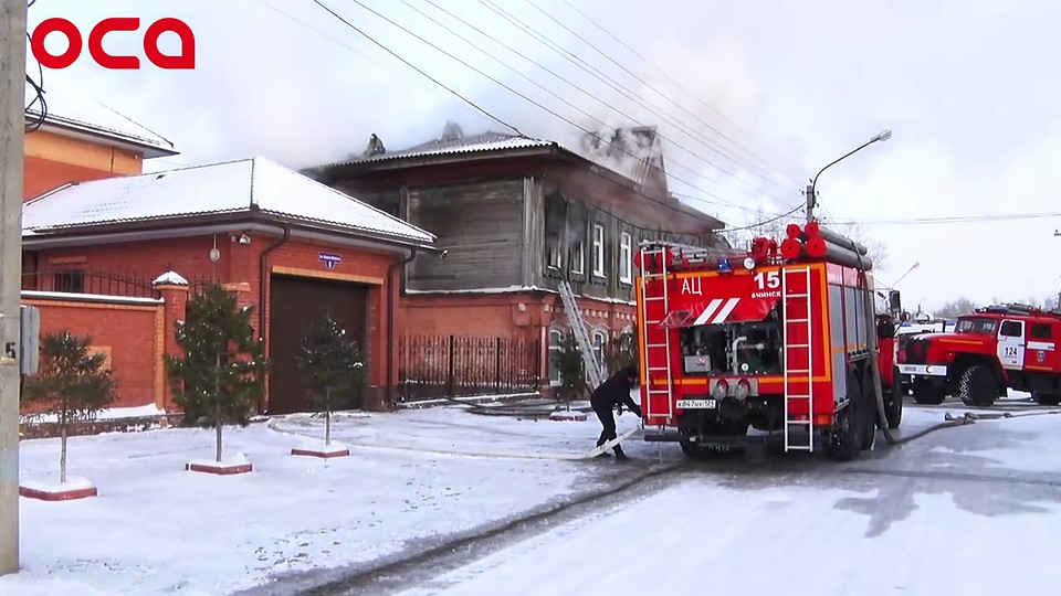 Пожарные эвакуировали родителей малыша и двух жильцов соседней квартиры Фото: стопкадр с видео