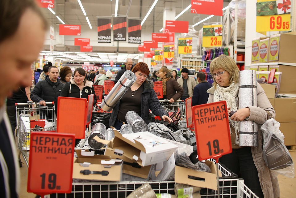 В дни распродаж в магазинах не протолкнуться. Фото: Валерий ЗВОНАРЕВ