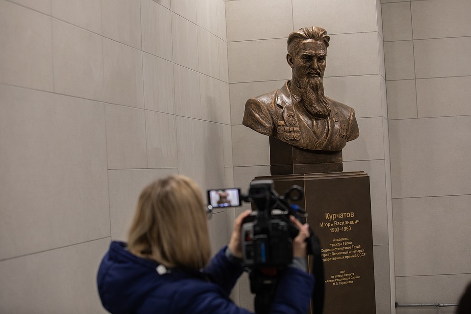 Еще один Игорь Курчатов ждет в зале прилета. Фото: Андрей АБРАМОВ