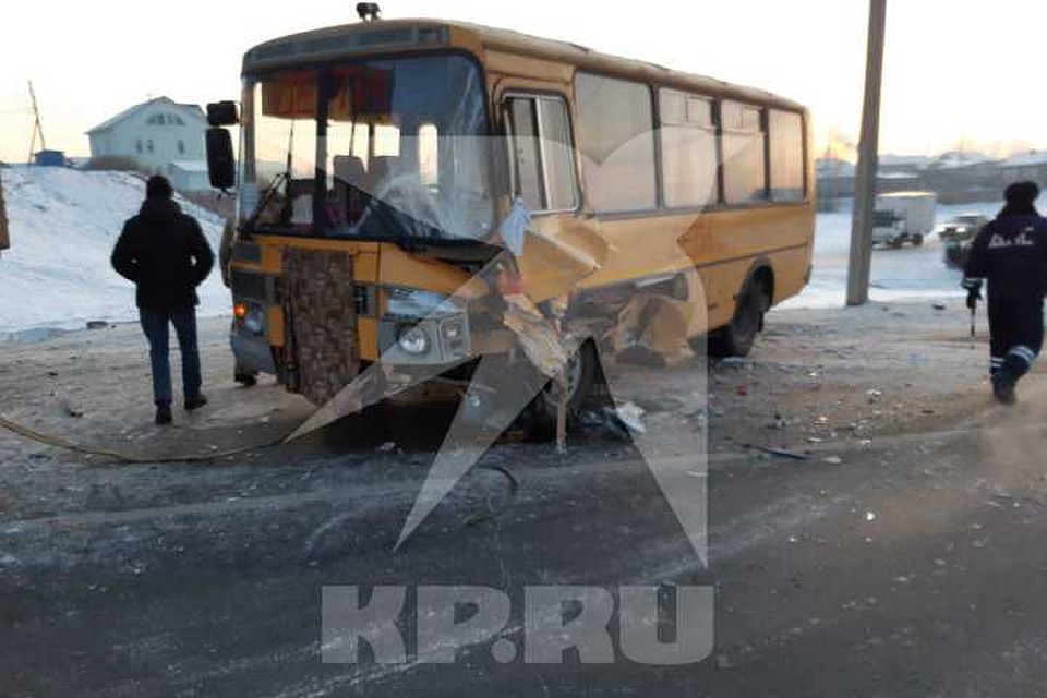 Школьный автобус с воспитанниками усольского кадетского корпуса попал в аварию в поселке Тельма. Фото: очевидцы