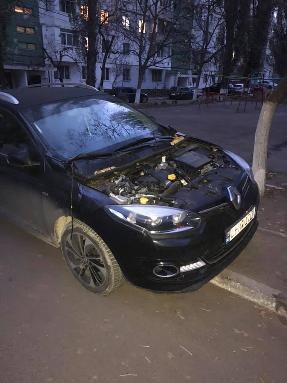 И второй автомобиль остался без капота. Фото: ГБМ