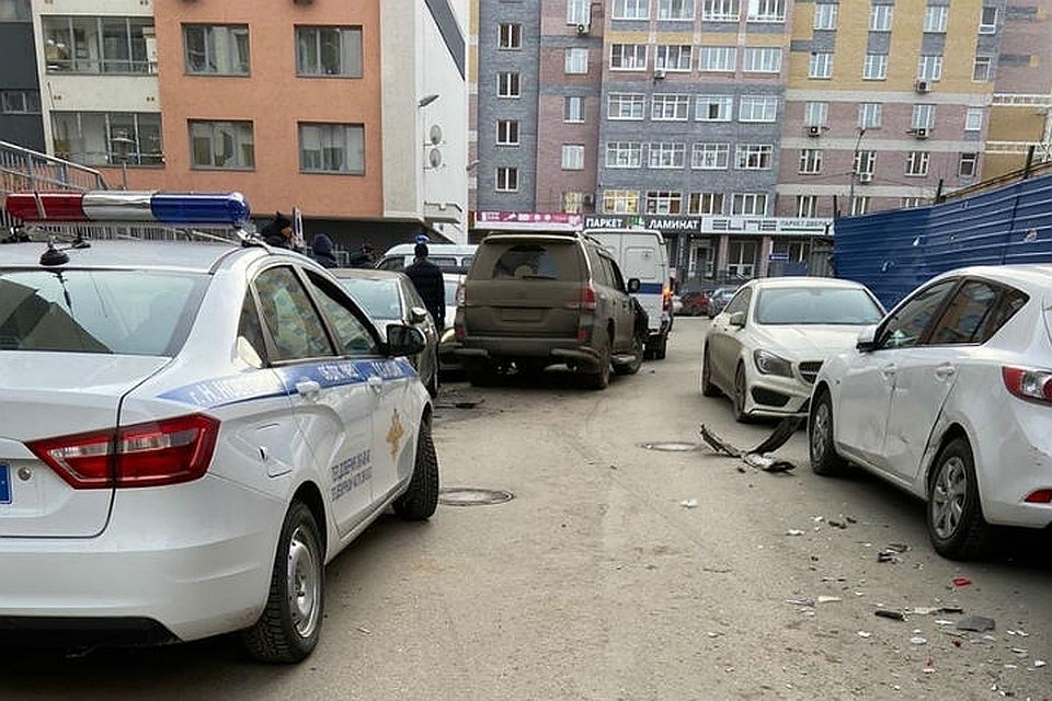 На парковке мужчина умудрился разгромить больше десяти машин. ФОТО: Группа "ЧП. ДТП. Нижний Новгород".
