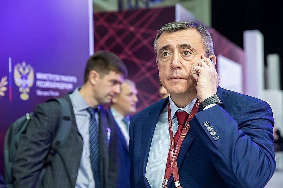 Губернатор Валерий Лимаренко проверил, как работает "обратная связь" в соцсетях. Фото предоставлено пресс-службой правительства Сахалинской области.