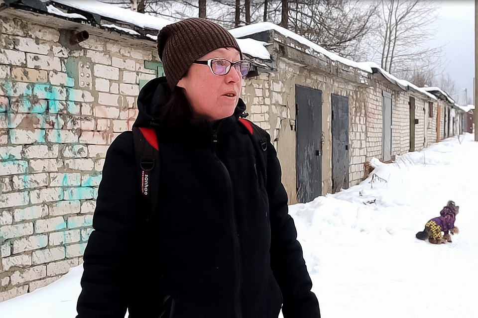 Соседка по гаражу говорит, что видела, как хозяин носил еду собаке и выгуливал ее. Фото: Василий Вахрин