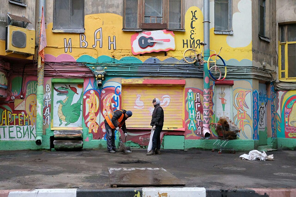 Дворники убирают мусор. Фото: Артем КИЛЬКИН