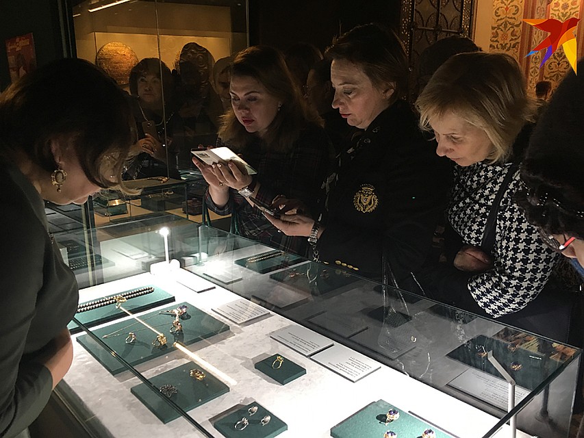 Женщины налегают грудью на стекло, пищат от восторга, оттесняют конкурентов Фото: Евгения КОРОБКОВА