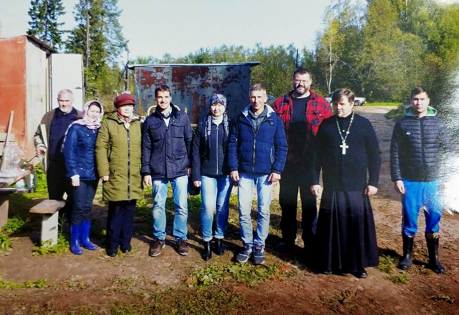 Владимир и Александр храм восстанавливают вместе с такими же увлеченными людьми. Фото: из архива Владимира Зверева