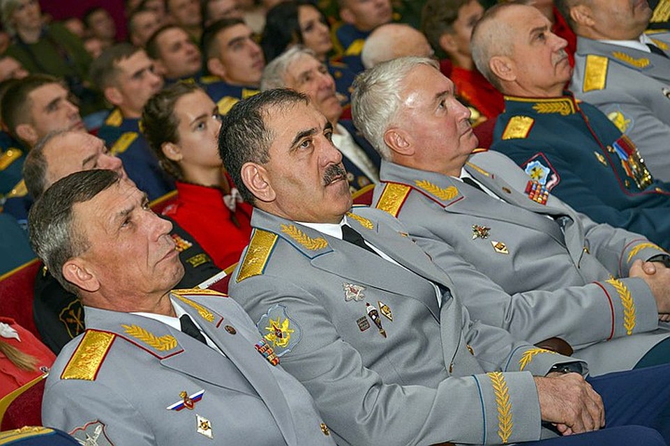Начальник Главного военно-политического управления ВС РФ генерал-полковник Андрей Картаполов и заместитель министра - генерал-лейтенант Юнус-Бек Евкуров Фото: предоставлено пресс-службой