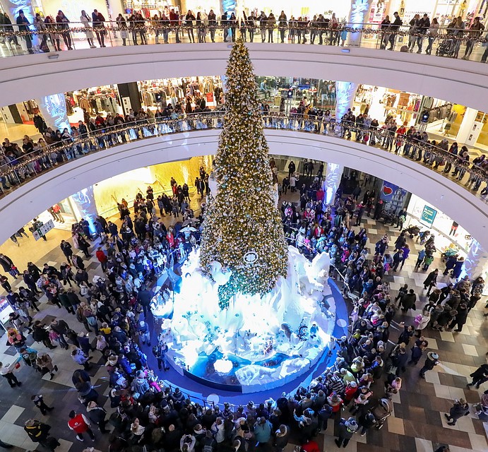 В ТРЦ Dana Mall открыта невероятно красивая новогодняя елка.
