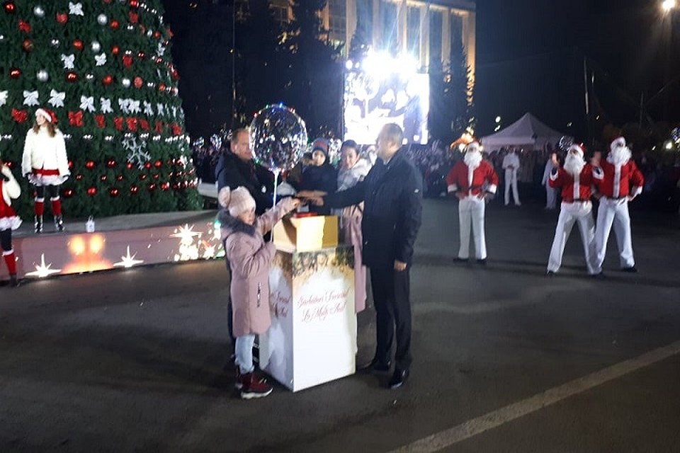 Елочка, зажгись! Фото: Леонид РЯБКОВ