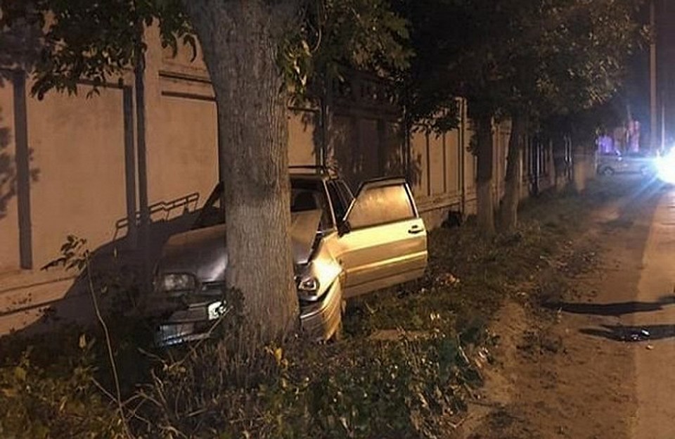 Водитель разогнал машину до 85 км/ч и врезался в дерево