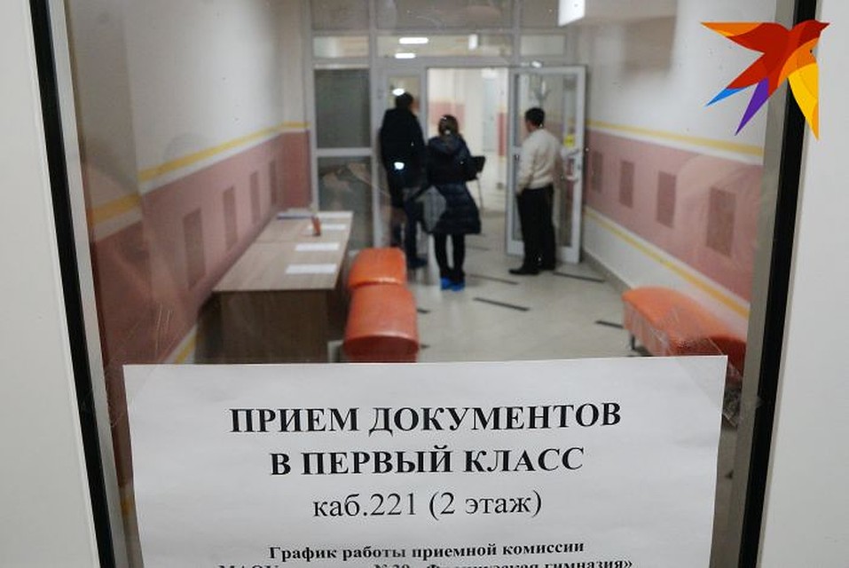 Документы можно принести и в приемную комиссию в школе. Фото: Алексей БУЛАТОВ