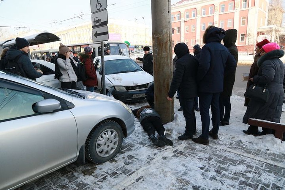 Авто смог остановить только столб. Фото: Олег УКЛАДОВ