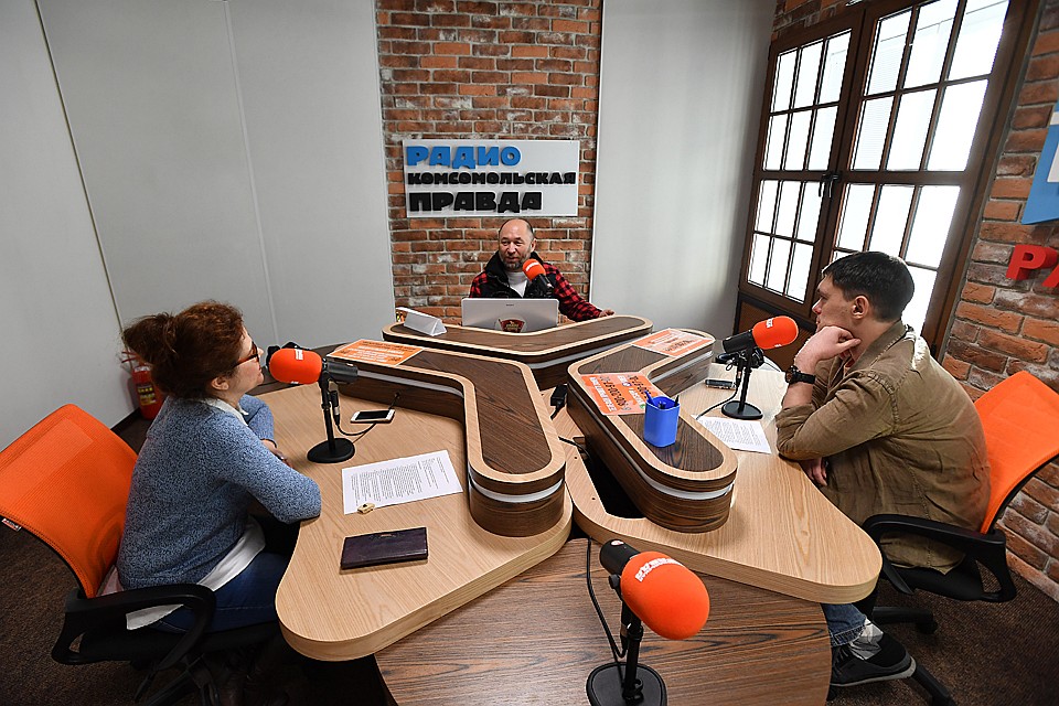 Корреспонденты "Комсомольской правды" Дарья Завгородняя, Денис Корсаков и продюсер и режиссер Тимур Бекмамбетов на радио "Комсомольская правда" Фото: Иван МАКЕЕВ