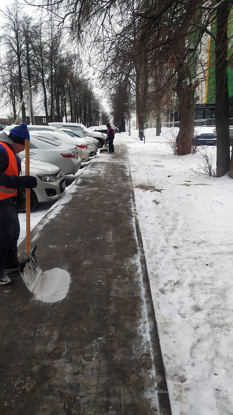 Расчистка тротуаров в Октябрьском районе Фото: vk.com/izh_blagoustroystvo