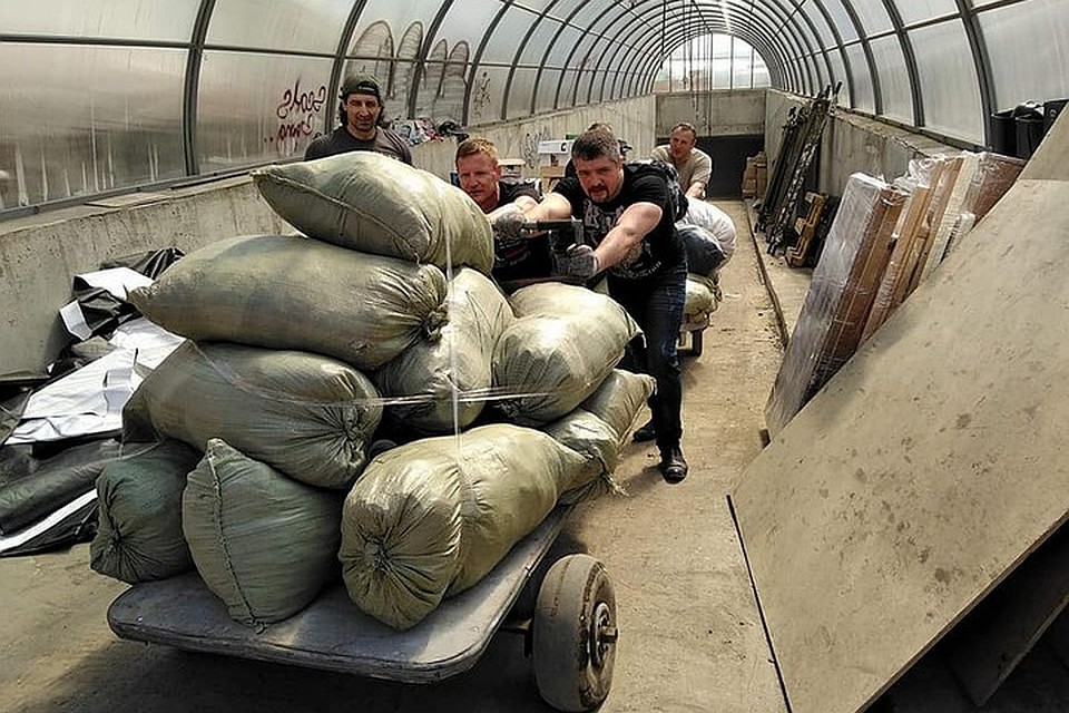 Вот так выглядит погрузка помощи на Донбасс. Фото: архив Елены Романенко