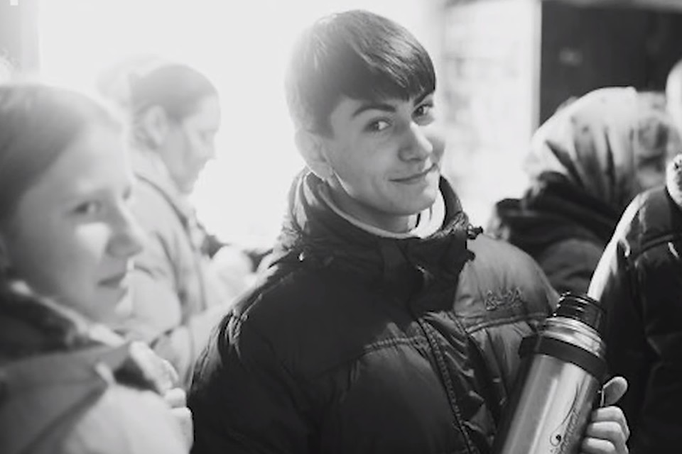 Удивительно, но на районе парни не стали гнобить вчерашнего Колю, ставшего Викой. Фото: стоп-кадр.