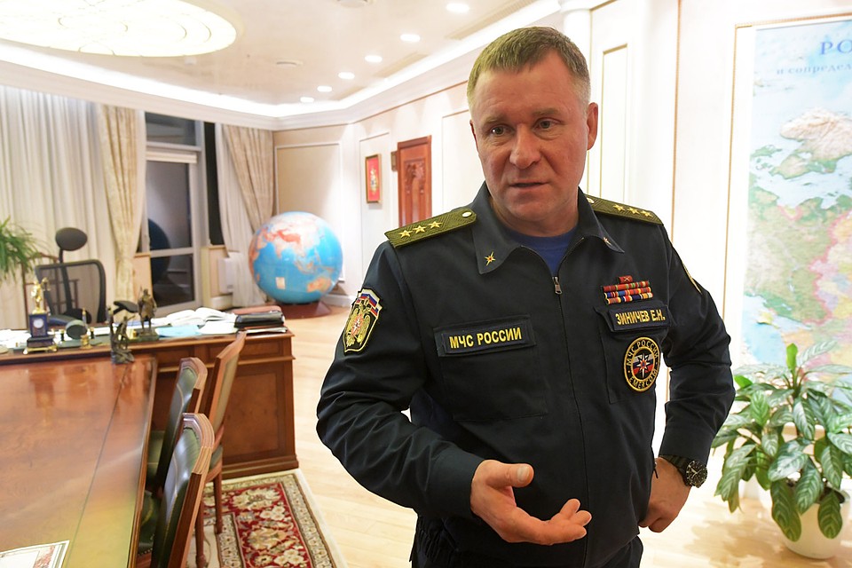 Глава МЧС Евгений Зиничев в своем кабинете. Фото: Владимир ВЕЛЕНГУРИН