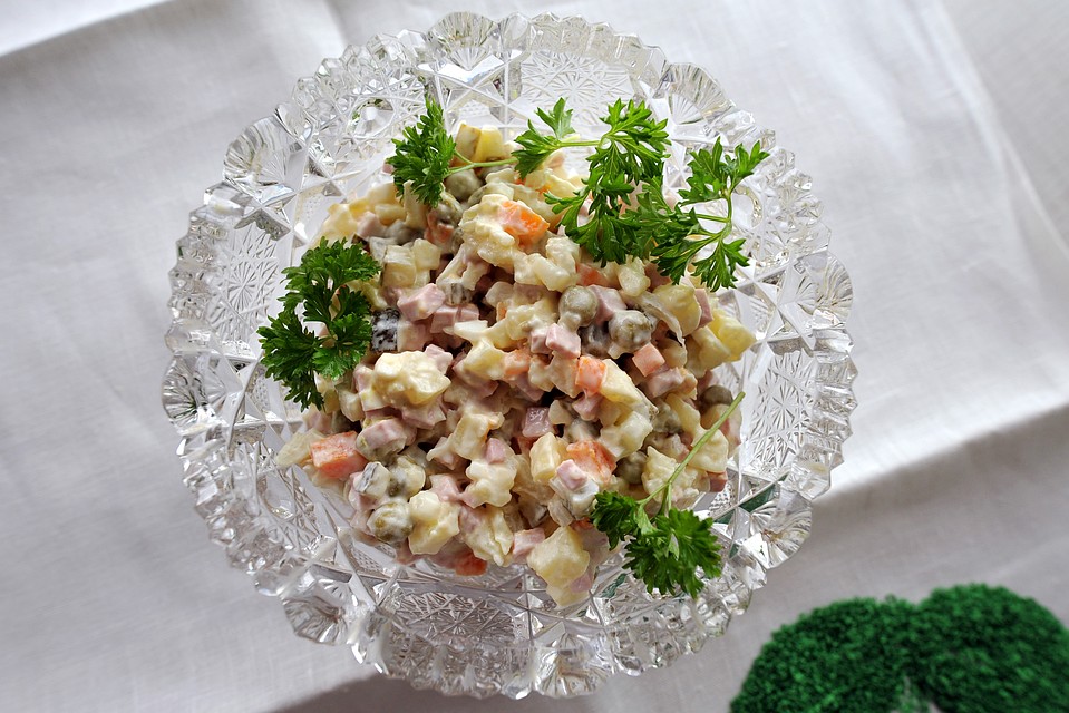 «Оливье» можно приготовить и с морепродуктами. Фото: Михаил ФРОЛОВ