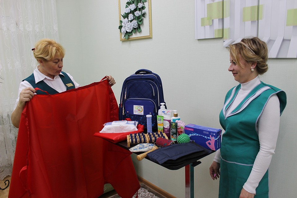 Соцработники готовятся к выходу на дом к лежачему больному.