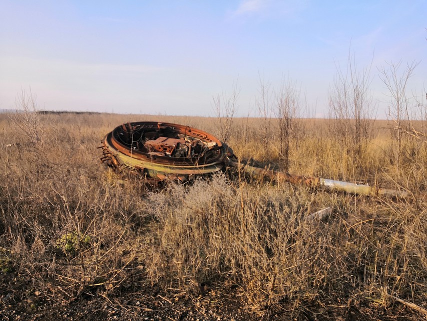 По обочинам еще ржавеют останки техники. Фото: Юлия АНДРИЕНКО