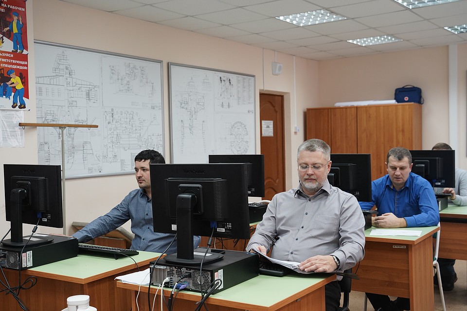 Вячеслав Мемешкин воспитал немало молодых кадров, но и сам ежедневно учится до сих пор. Фото: Светлана МАКОВЕЕВА