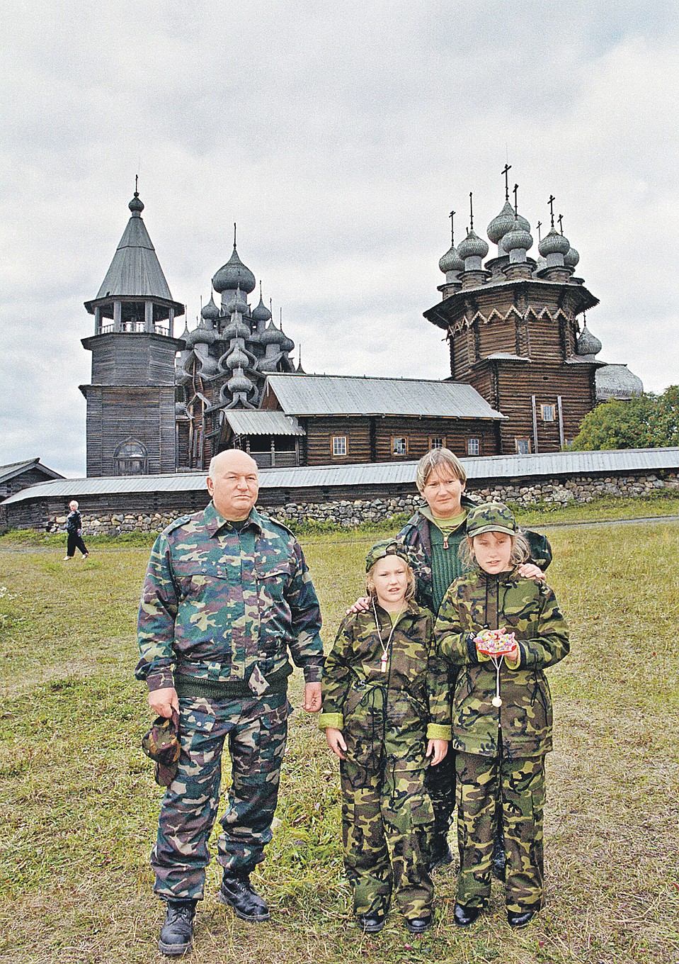 2002 год. Юрий Лужков, Елена Батурина, их дочери Лена и Оля на отдыхе в Кижах (Карелия). Фото: Семен МАЙСТЕРМАН/TASS