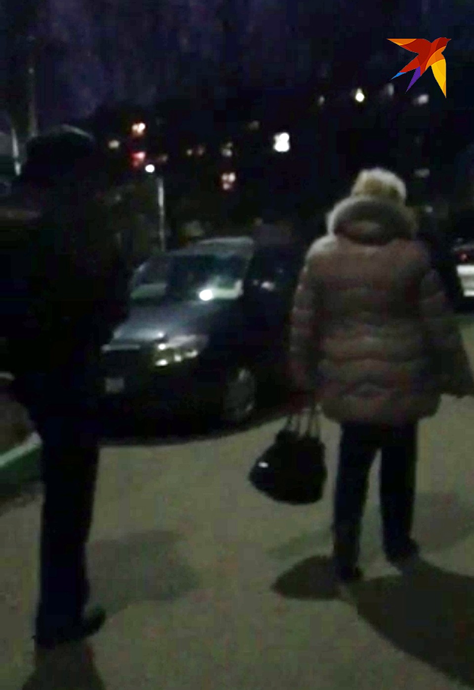 Мать Евгения увозят на опознание трупа сына Фото: Александр БОЙКО