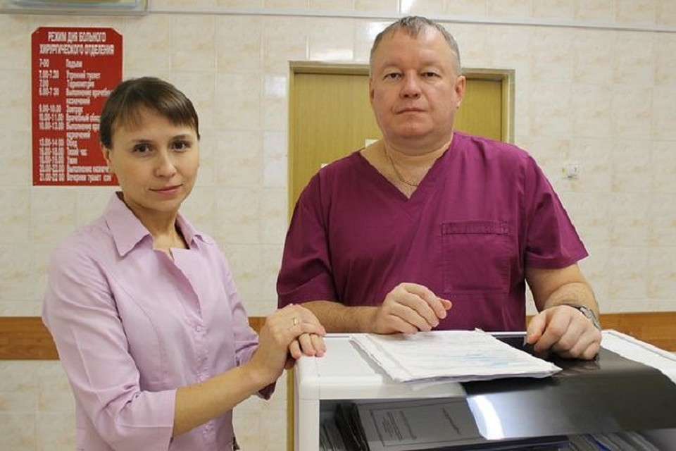 Заведующий хирургическим отделением Андрей Леус и детский хирург Ольга Безрукова. Фото с сайта Новоуренгойской центральной городской больницы
