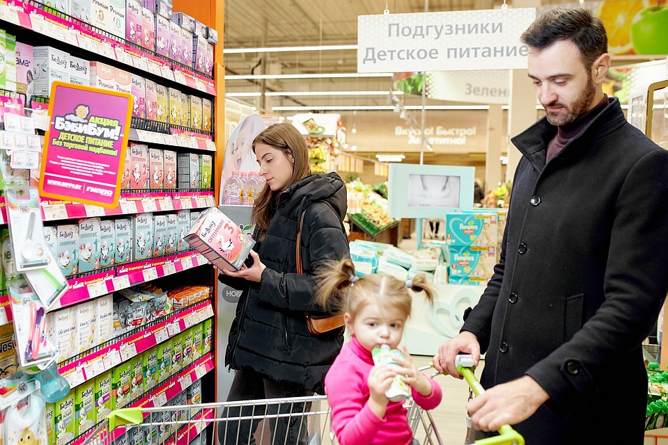 С заботой о молодых родителях и маленьких покупателях: на полках гипермаркетов «ГИППО» детские каши, смеси, пюре, соки, вода, печенье - без торговой надбавки. С января этот приятный бонус появится и в сети магазинов «Белмаркет». Фото: СЕРЕДЮК Руслан