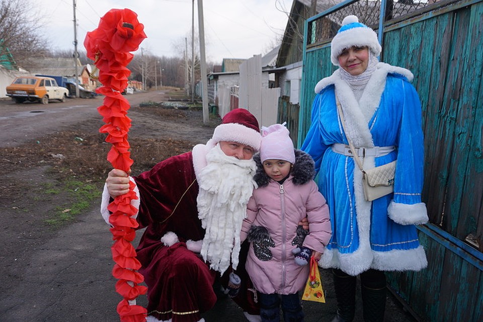 Эдуард Красников в роди Деда Мороза, а в роли Снегурочки - Ирина Петровская. Фото: Юлия АНДРИЕНКО