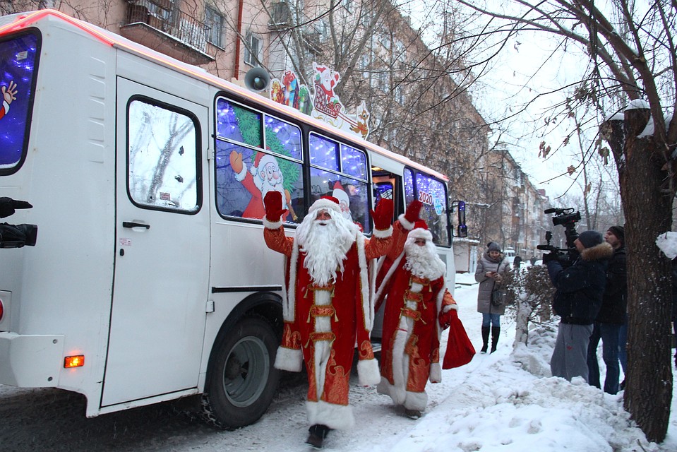 Несколько дней по улицам города будут ездить и поздравлять сибиряков сразу три Деда Мороза. Фото: пресс-служба администрации города Омска