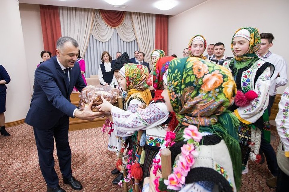 Традиционное поздравление, колядки, хора - весело закончилось последнее заседание молдавского правительства. Фото: gov.md