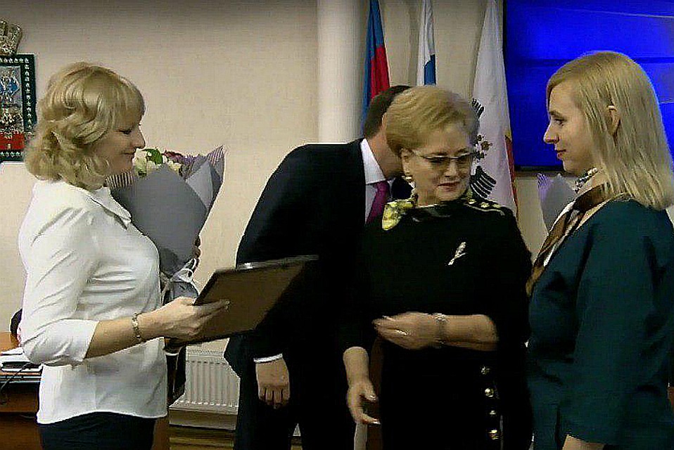 Обеих женщин наградили в мэрии Краснодара. Фото: скриншот видео пресс-служба администрации