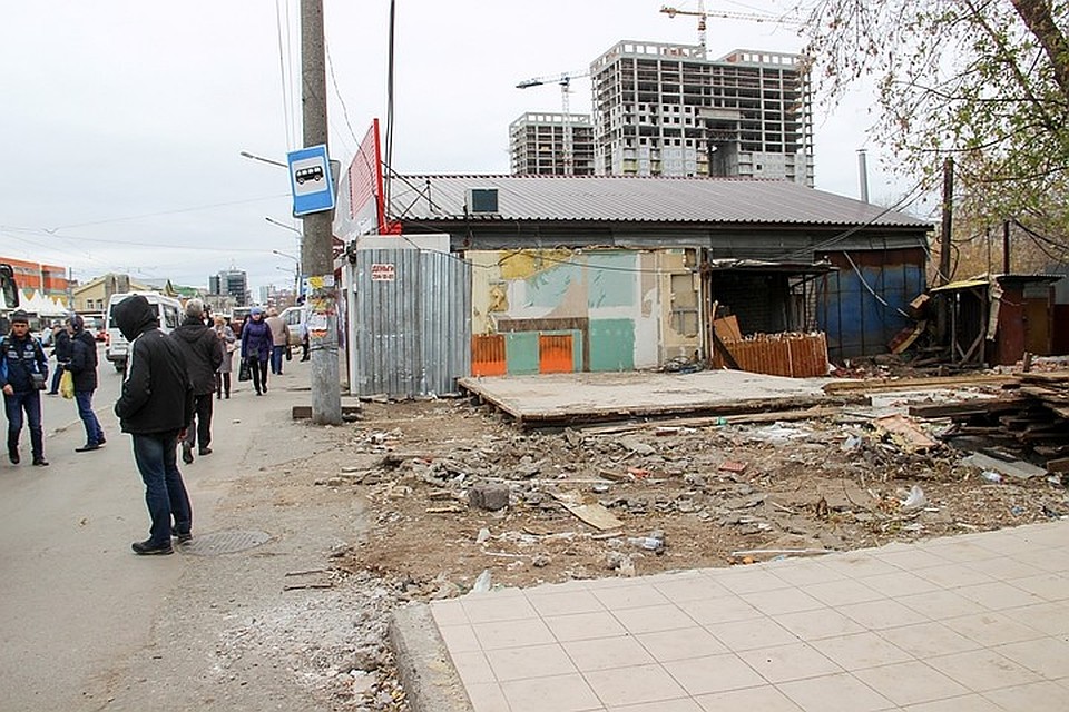 На месте киосков на улице Пушкина остались груды мусора. Фото: Василий Вахрин