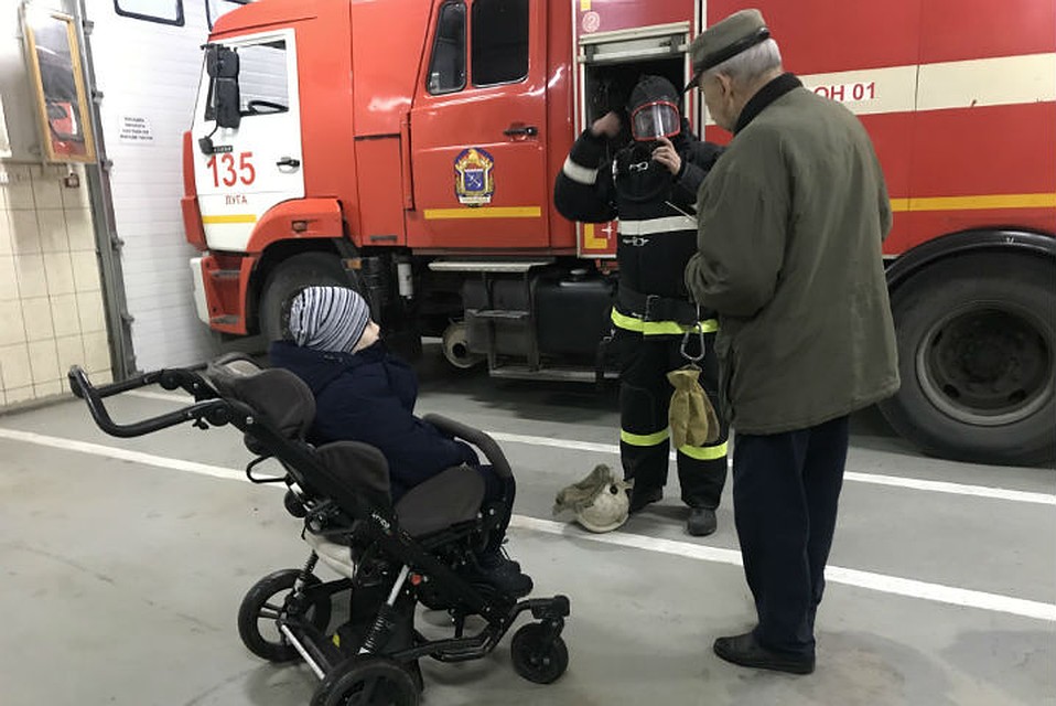 Мальчику провели подробную экскурсию по пожарной части / Фото: МЧС Ленобласти
