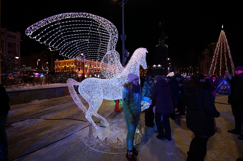 Новогодние фигуры на центральной площади Фото: Вадим ПОПОВ
