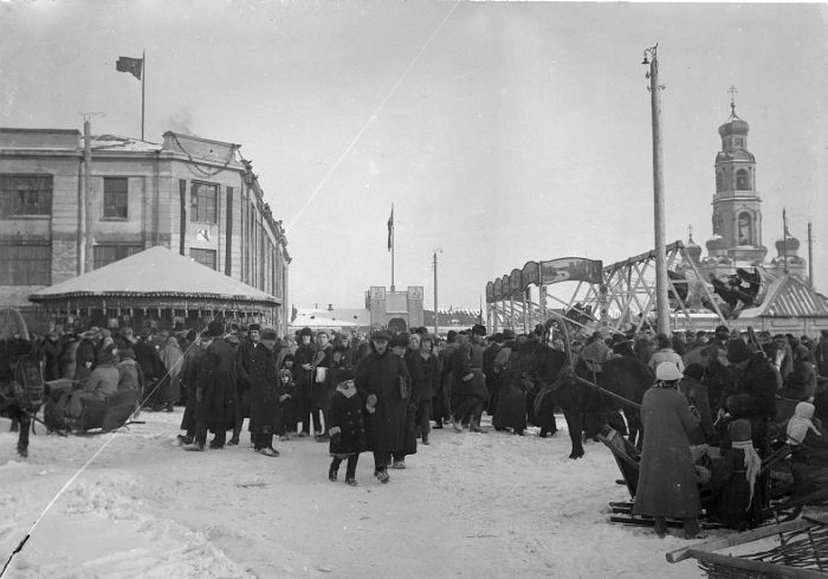 Начало советской эпохи. На зданиях уже можно разглядеть серп и молот, но с Новым годом еще никто не борется. Фото: Государственный архив Свердловской области
