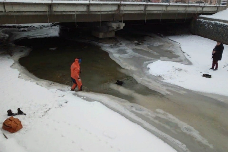На помощь пришел спасатель в гидрокомбинезоне. Фото: ДВРПСО МЧС России